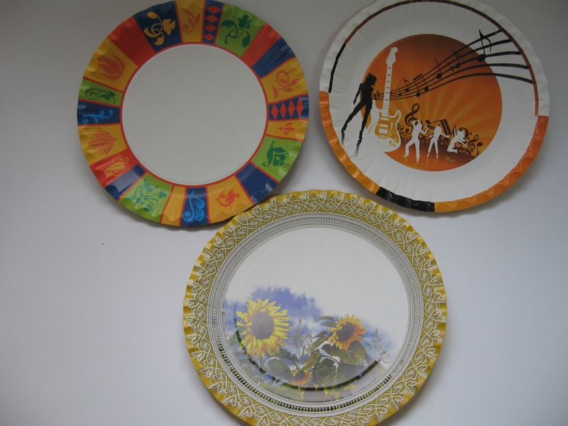 Paper plate with standard pictures